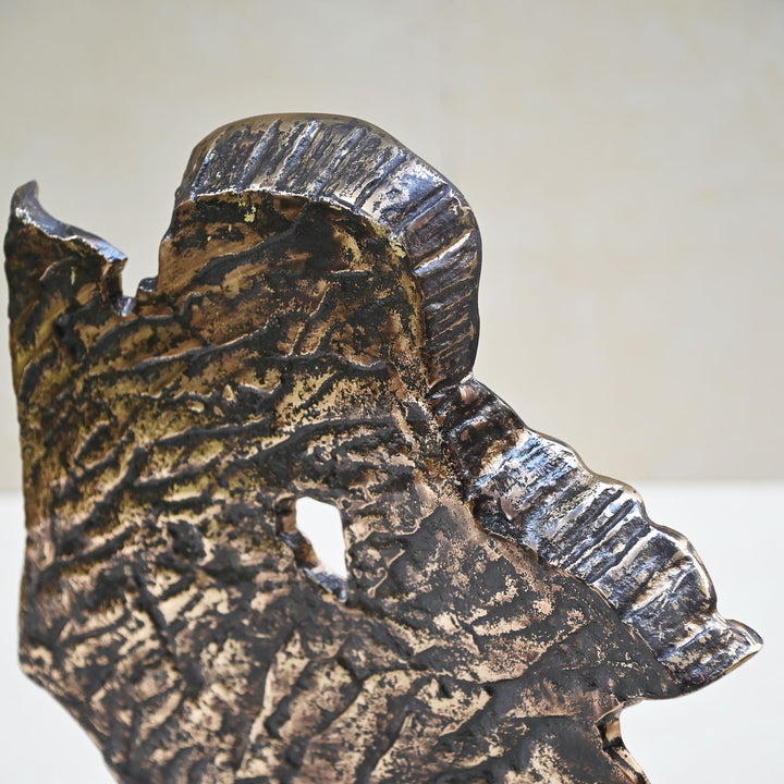 Bark-inspired antique gold tabletop décor