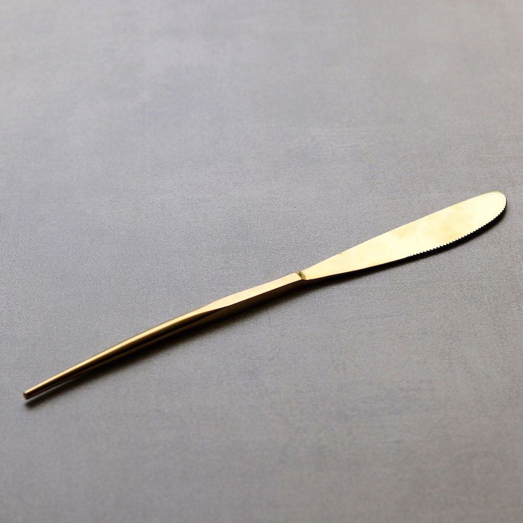 gold-coloured dining knife