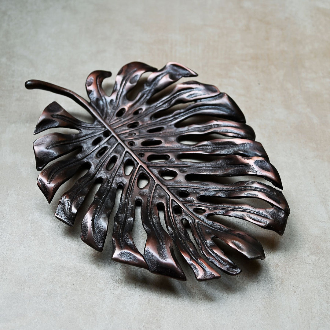 palm leaf shaped metal showpiece