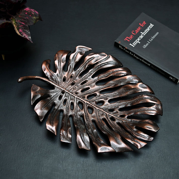 palm leaf shaped metal showpiece