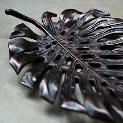 palm leaf shaped metal showpiece